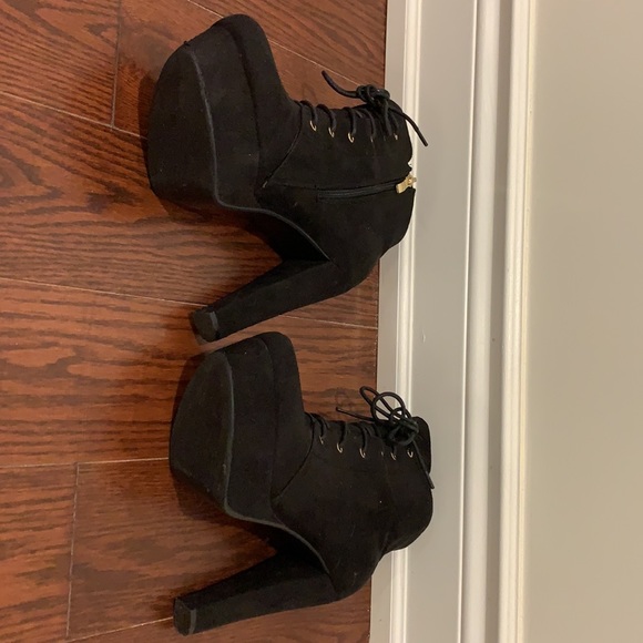 Rarely used black suede heels! - Picture 3 of 3